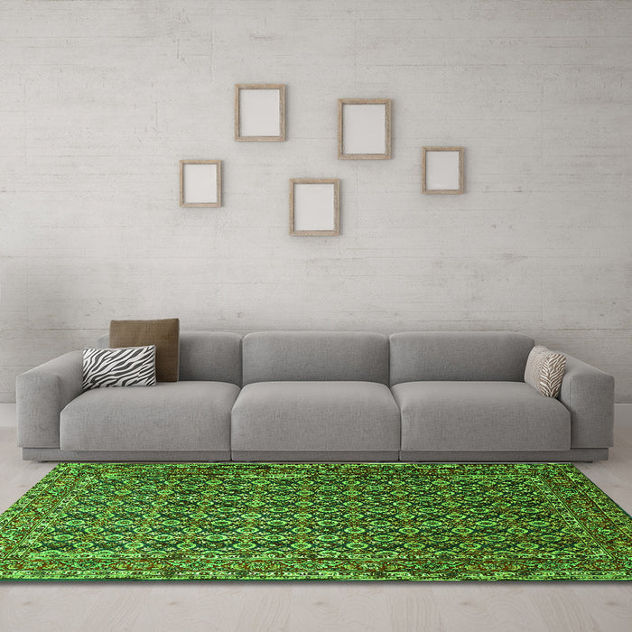 Machine Washable Persian Green Traditional Area Rugs in a Living Room,, wshtr1375grn