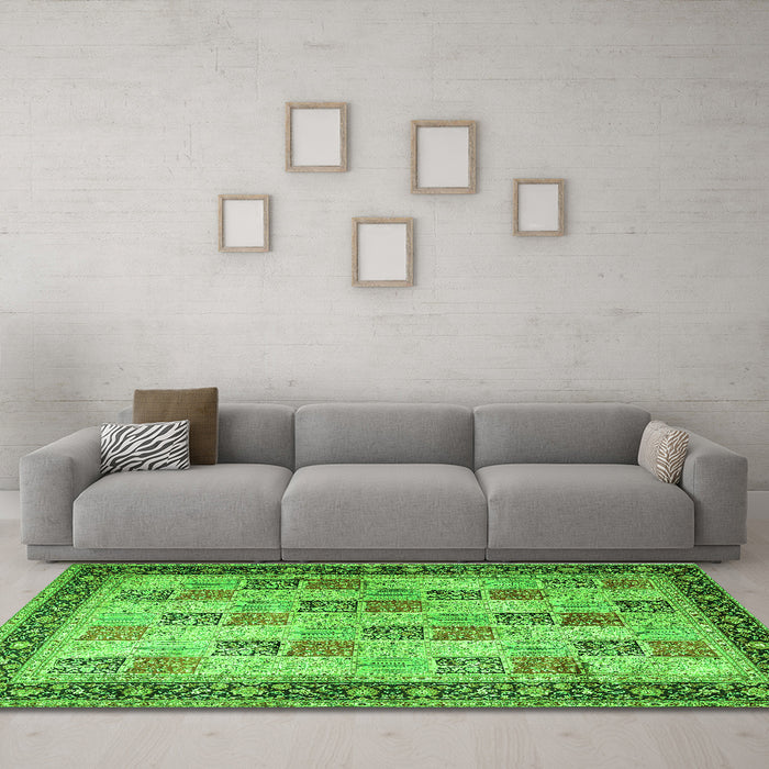 Machine Washable Persian Green Traditional Area Rugs in a Living Room,, wshtr1431grn