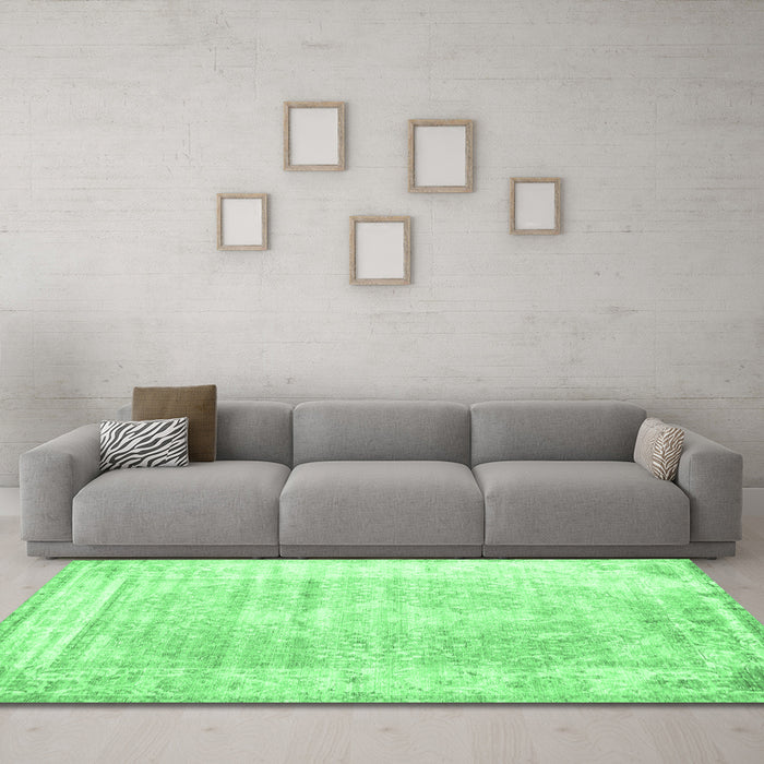 Machine Washable Persian Emerald Green Traditional Area Rugs in a Living Room,, wshtr1435emgrn