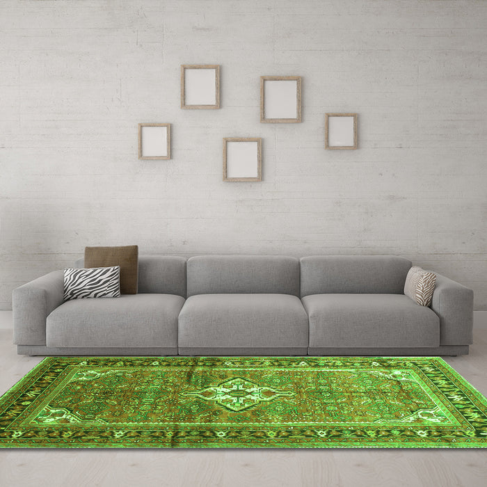Machine Washable Persian Green Traditional Area Rugs in a Living Room,, wshtr161grn