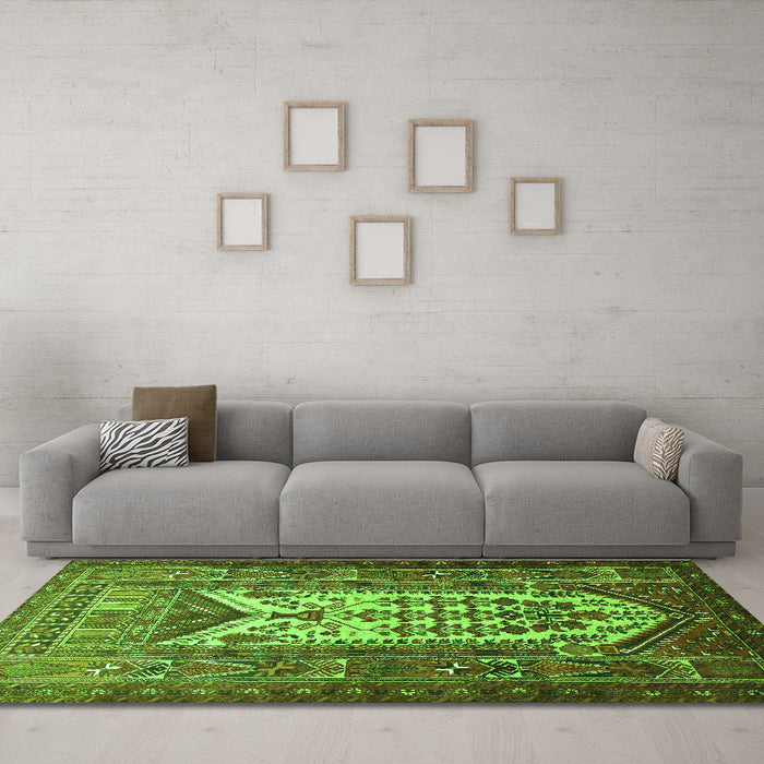 Machine Washable Persian Green Traditional Area Rugs in a Living Room,, wshtr1756grn