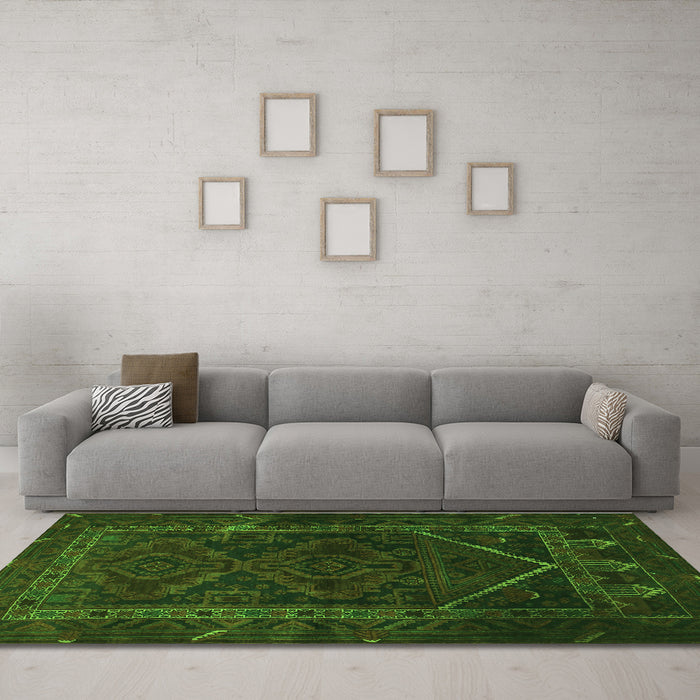 Machine Washable Persian Green Traditional Area Rugs in a Living Room,, wshtr1768grn