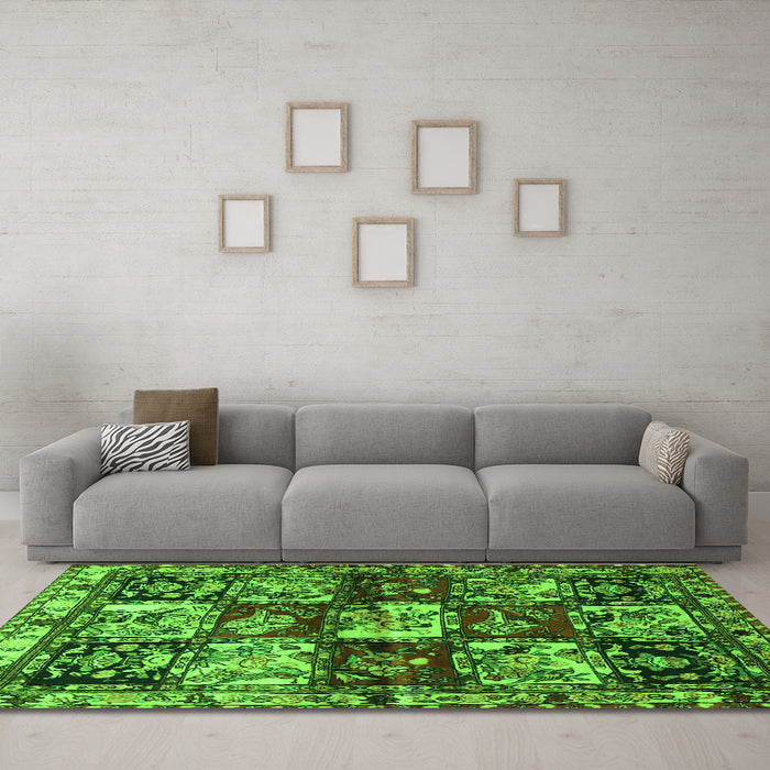 Machine Washable Persian Green Traditional Area Rugs in a Living Room,, wshtr1832grn