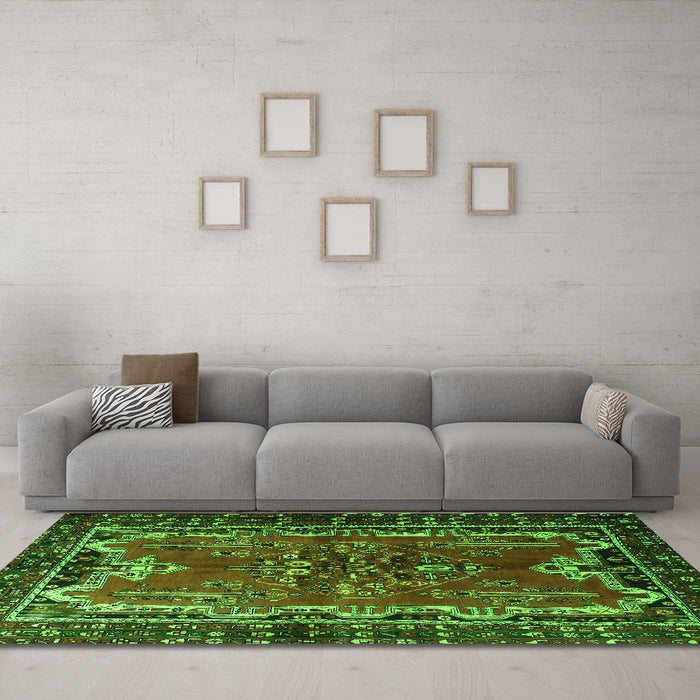 Machine Washable Persian Green Traditional Area Rugs in a Living Room,, wshtr1836grn
