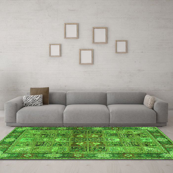 Machine Washable Persian Green Traditional Area Rugs in a Living Room,, wshtr1894grn