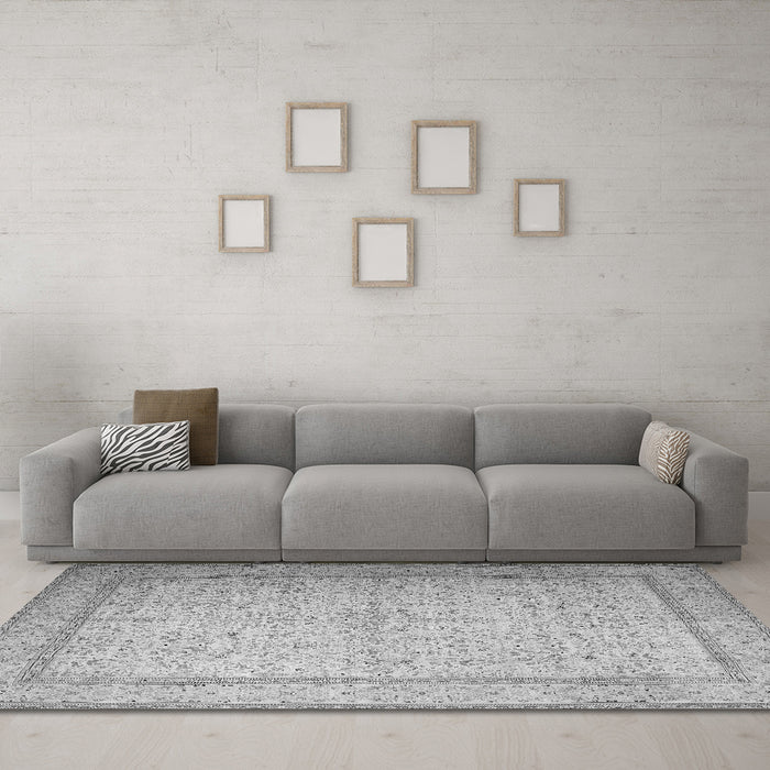 Machine Washable Persian Gray Traditional Rug in a Living Room,, wshtr1900gry