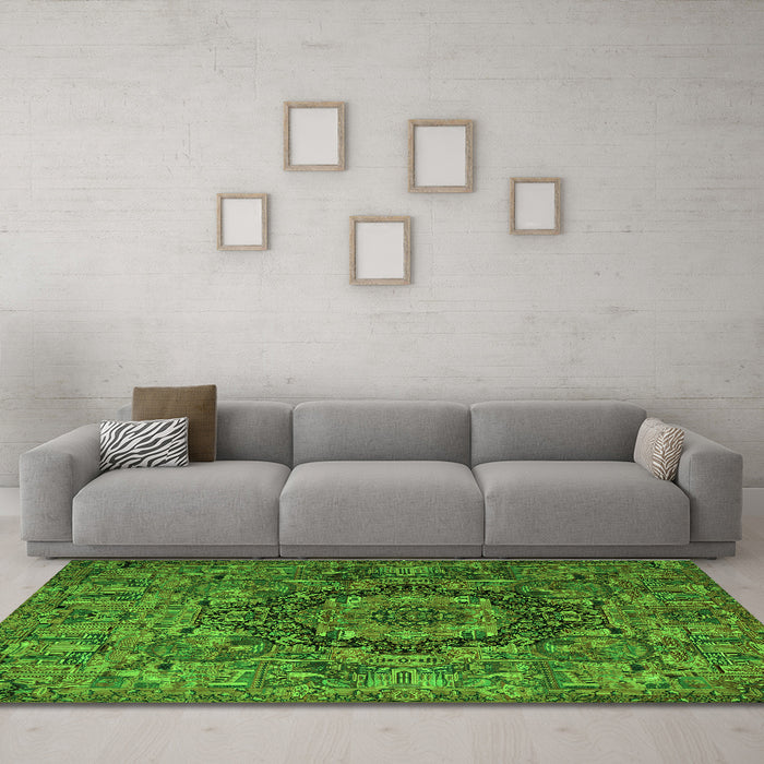 Machine Washable Animal Green Traditional Area Rugs in a Living Room,, wshtr1915grn