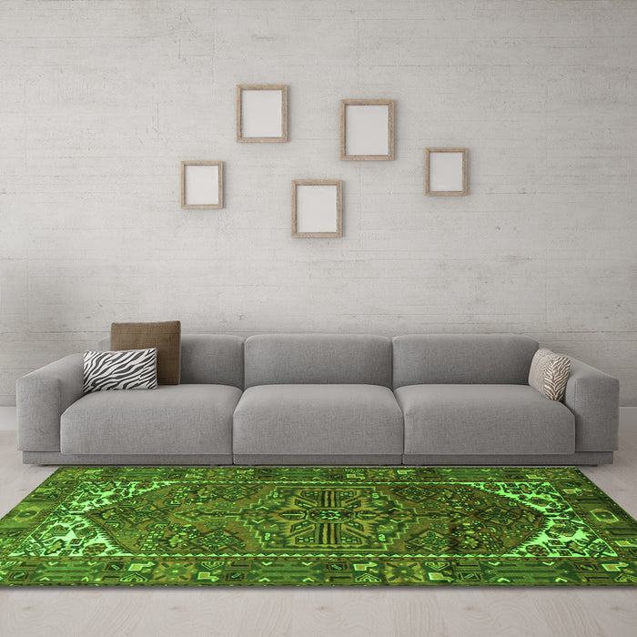 Machine Washable Persian Green Traditional Area Rugs in a Living Room,, wshtr1949grn
