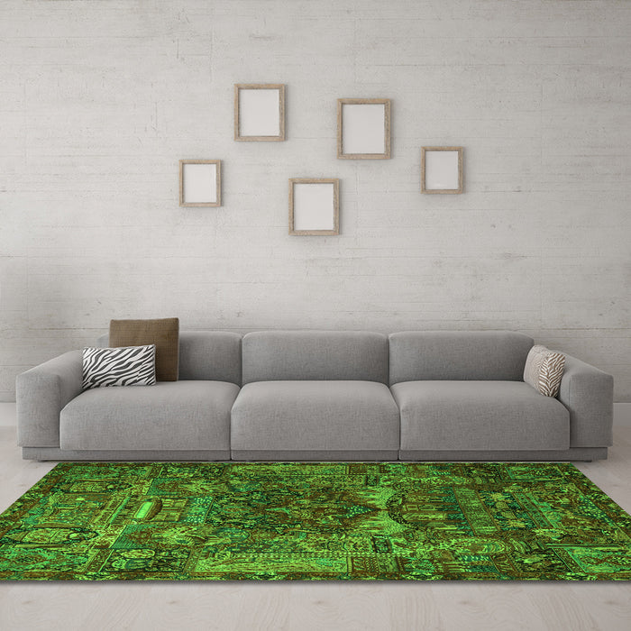 Machine Washable Animal Green Traditional Area Rugs in a Living Room,, wshtr1967grn