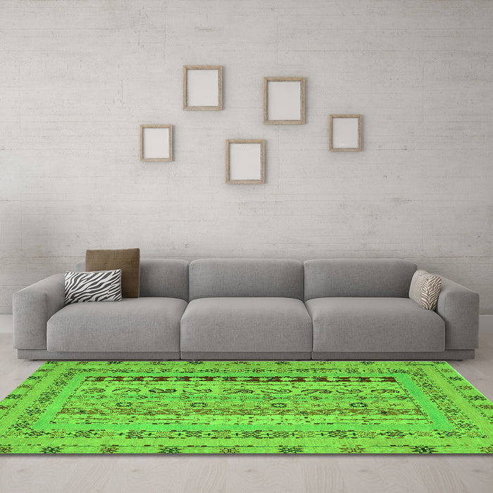 Machine Washable Persian Green Traditional Area Rugs in a Living Room,, wshtr1978grn