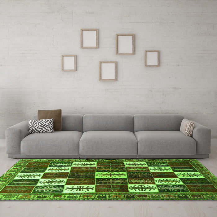 Machine Washable Persian Green Traditional Area Rugs in a Living Room,, wshtr2001grn