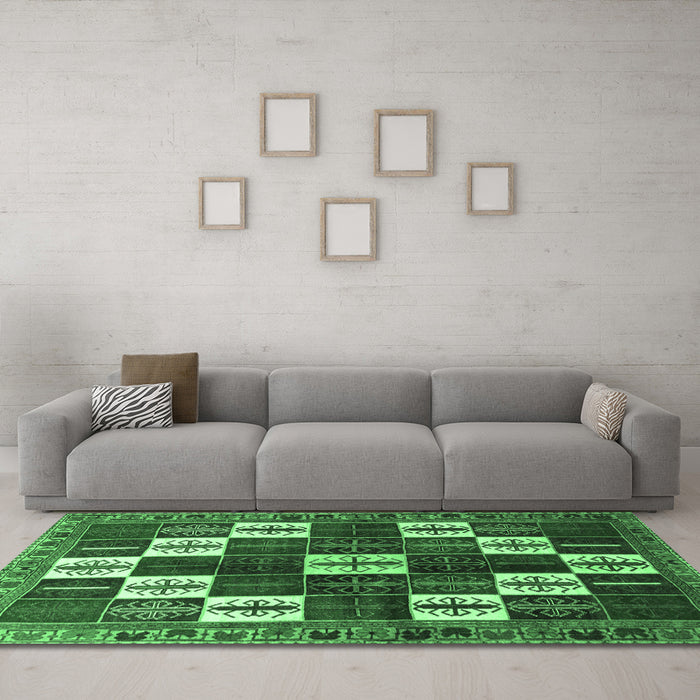 Machine Washable Persian Emerald Green Traditional Area Rugs in a Living Room,, wshtr2001emgrn