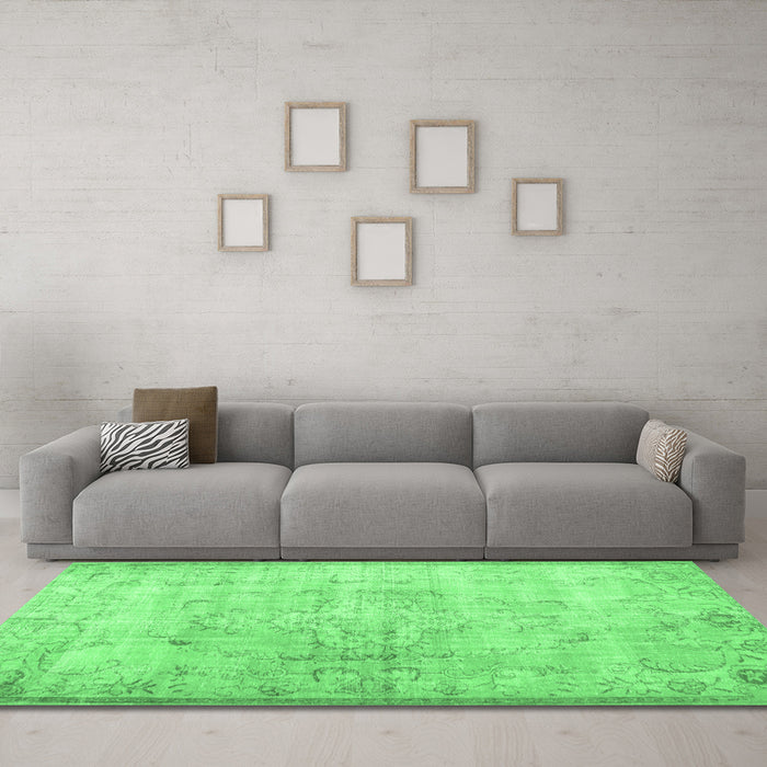 Machine Washable Persian Emerald Green Traditional Area Rugs in a Living Room,, wshtr2062emgrn