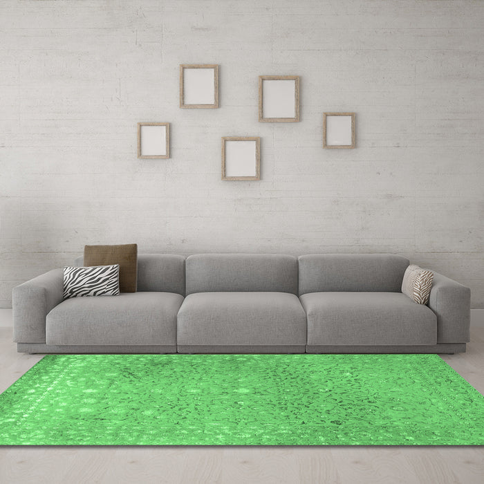 Machine Washable Persian Emerald Green Traditional Area Rugs in a Living Room,, wshtr2083emgrn