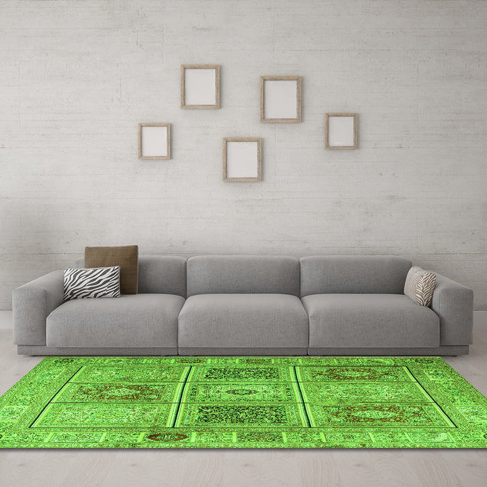 Machine Washable Persian Green Traditional Area Rugs in a Living Room,, wshtr2100grn