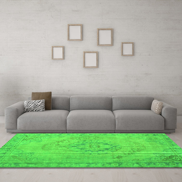 Machine Washable Persian Green Traditional Area Rugs in a Living Room,, wshtr2113grn