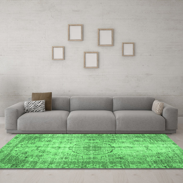 Machine Washable Persian Emerald Green Traditional Area Rugs in a Living Room,, wshtr2137emgrn