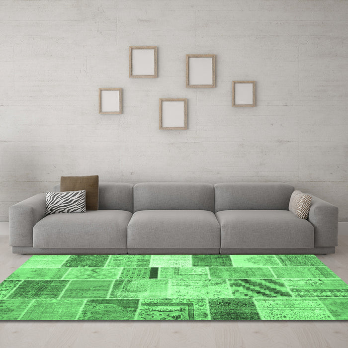 Machine Washable Patchwork Emerald Green Transitional Area Rugs in a Living Room,, wshtr2155emgrn