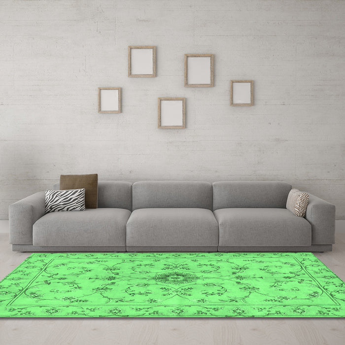 Machine Washable Persian Emerald Green Traditional Area Rugs in a Living Room,, wshtr2183emgrn