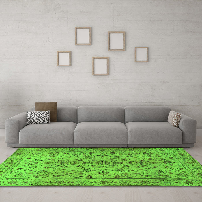 Machine Washable Persian Green Traditional Area Rugs in a Living Room,, wshtr2184grn