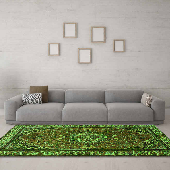 Machine Washable Persian Green Traditional Area Rugs in a Living Room,, wshtr2308grn