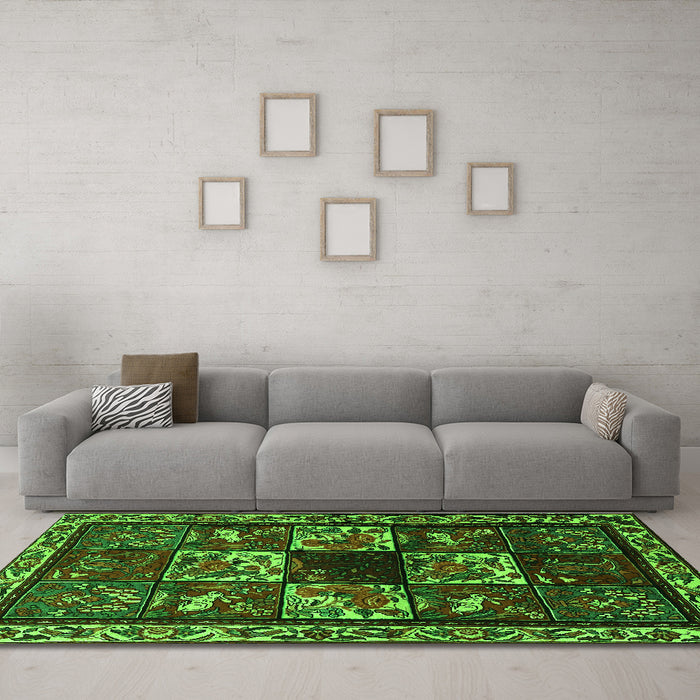 Machine Washable Animal Green Traditional Area Rugs in a Living Room,, wshtr2316grn