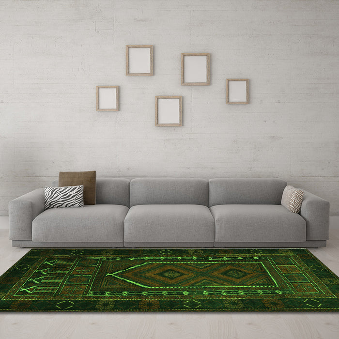 Machine Washable Persian Green Traditional Area Rugs in a Living Room,, wshtr2352grn