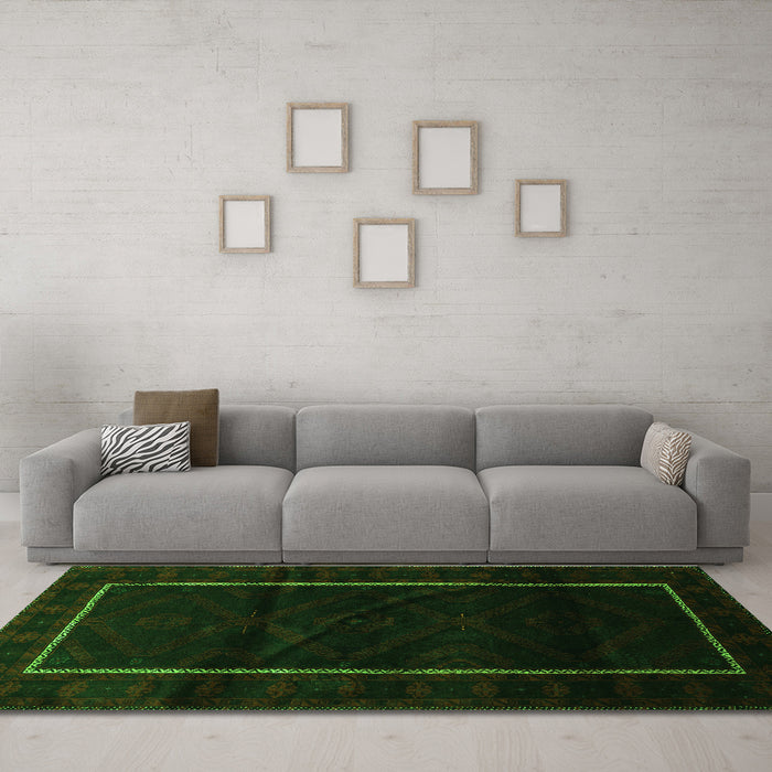 Machine Washable Persian Green Traditional Area Rugs in a Living Room,, wshtr2354grn