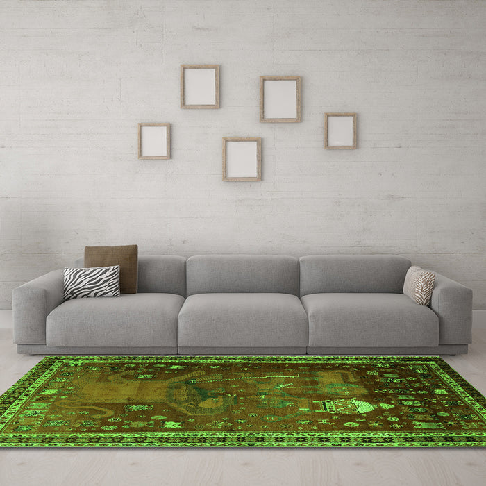 Machine Washable Animal Green Traditional Area Rugs in a Living Room,, wshtr2368grn