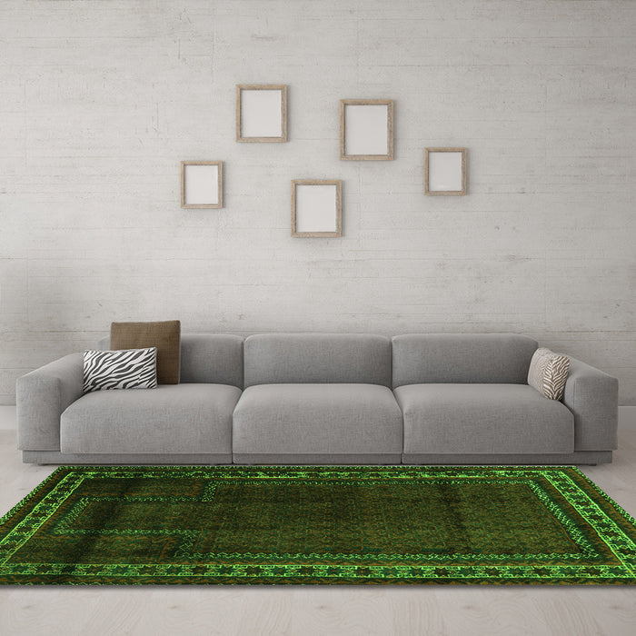 Machine Washable Persian Green Traditional Area Rugs in a Living Room,, wshtr2373grn