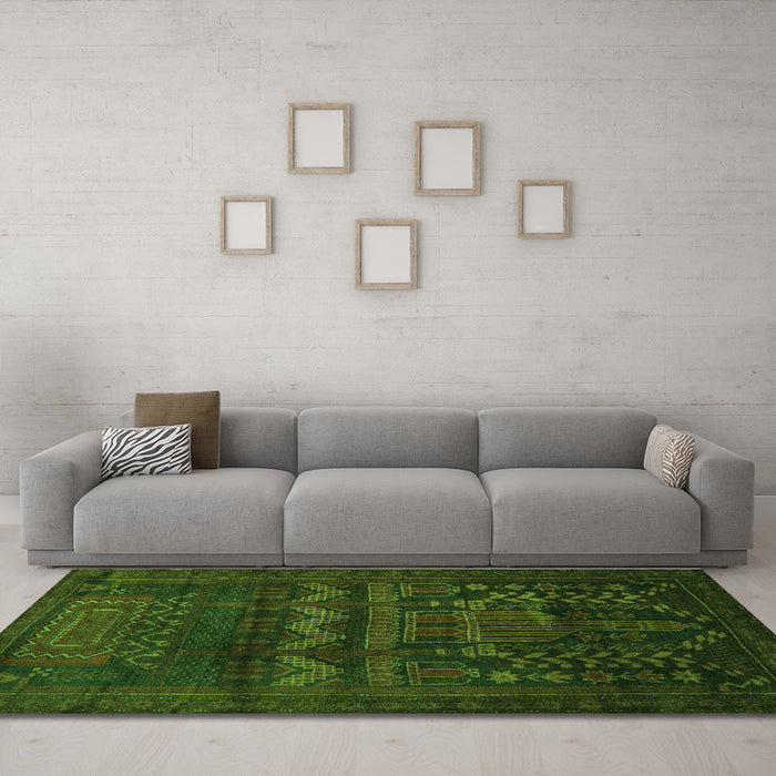 Machine Washable Persian Green Traditional Area Rugs in a Living Room,, wshtr2381grn