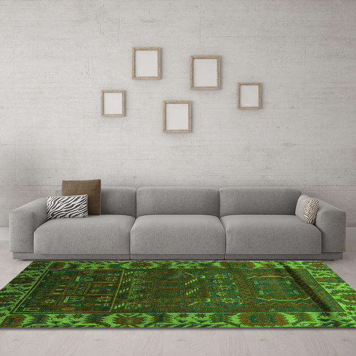 Machine Washable Persian Green Traditional Area Rugs in a Living Room,, wshtr2382grn