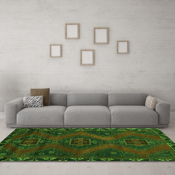 Machine Washable Persian Green Traditional Area Rugs in a Living Room,, wshtr2383grn