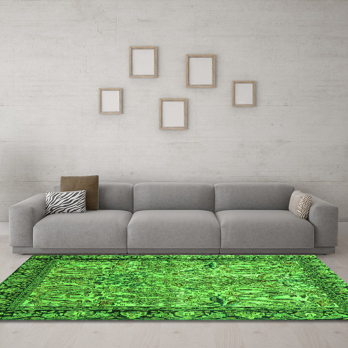 Machine Washable Persian Green Traditional Area Rugs in a Living Room,, wshtr2404grn