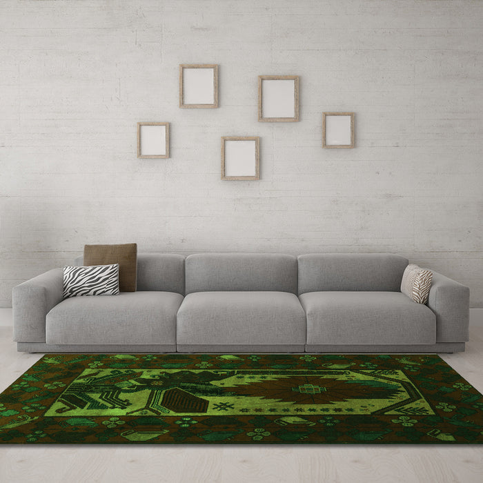 Machine Washable Persian Green Traditional Area Rugs in a Living Room,, wshtr2409grn