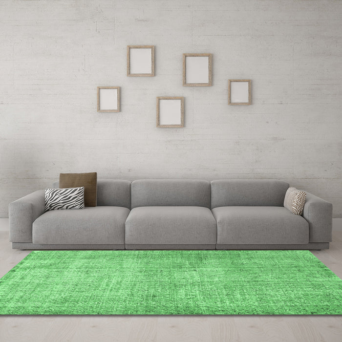 Machine Washable Persian Emerald Green Traditional Area Rugs in a Living Room,, wshtr2446emgrn