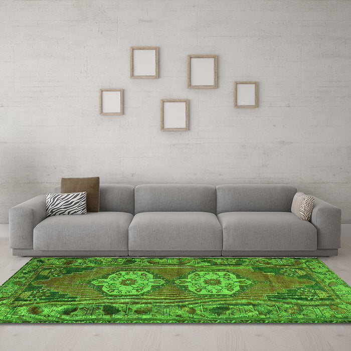 Machine Washable Persian Green Traditional Area Rugs in a Living Room,, wshtr2459grn