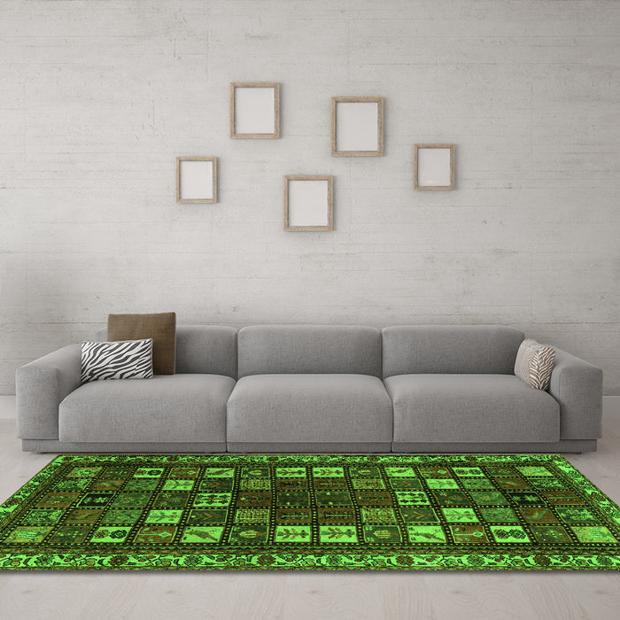 Machine Washable Persian Green Traditional Area Rugs in a Living Room,, wshtr2485grn