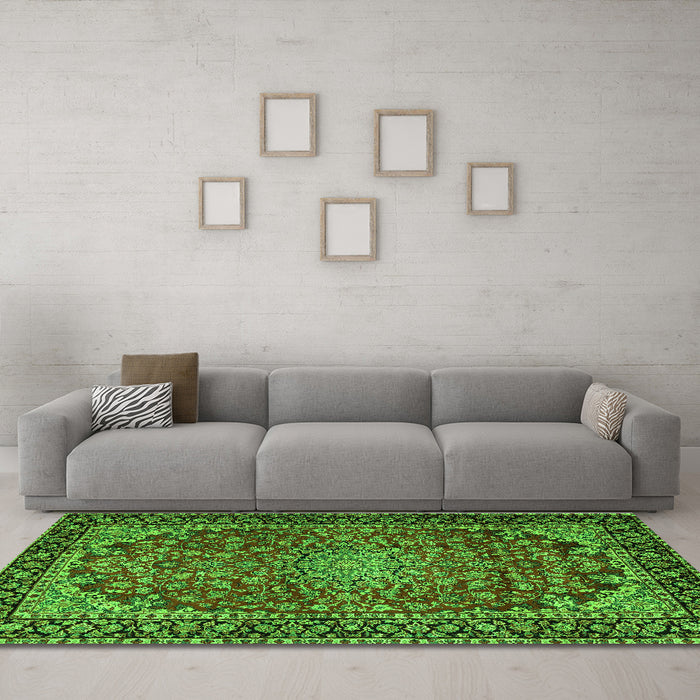 Machine Washable Persian Green Traditional Area Rugs in a Living Room,, wshtr2504grn