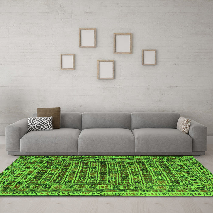 Machine Washable Persian Green Traditional Area Rugs in a Living Room,, wshtr2510grn