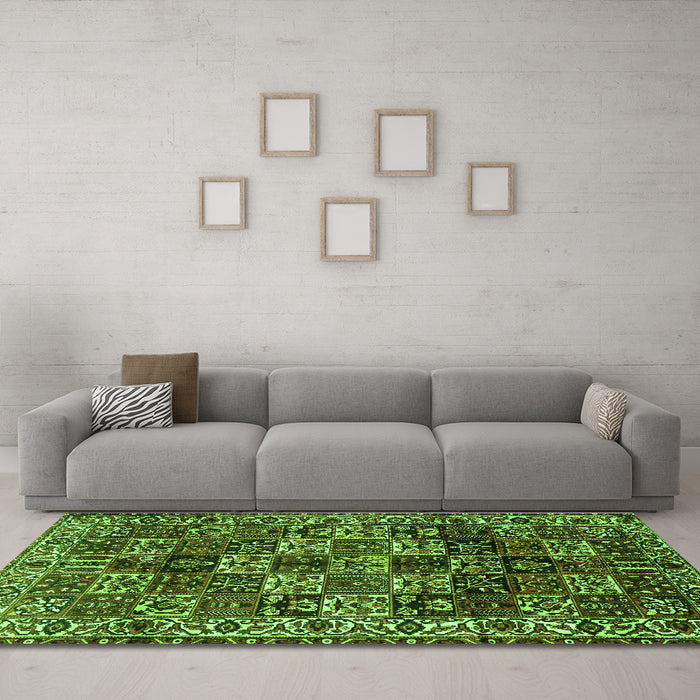 Machine Washable Persian Green Traditional Area Rugs in a Living Room,, wshtr2523grn