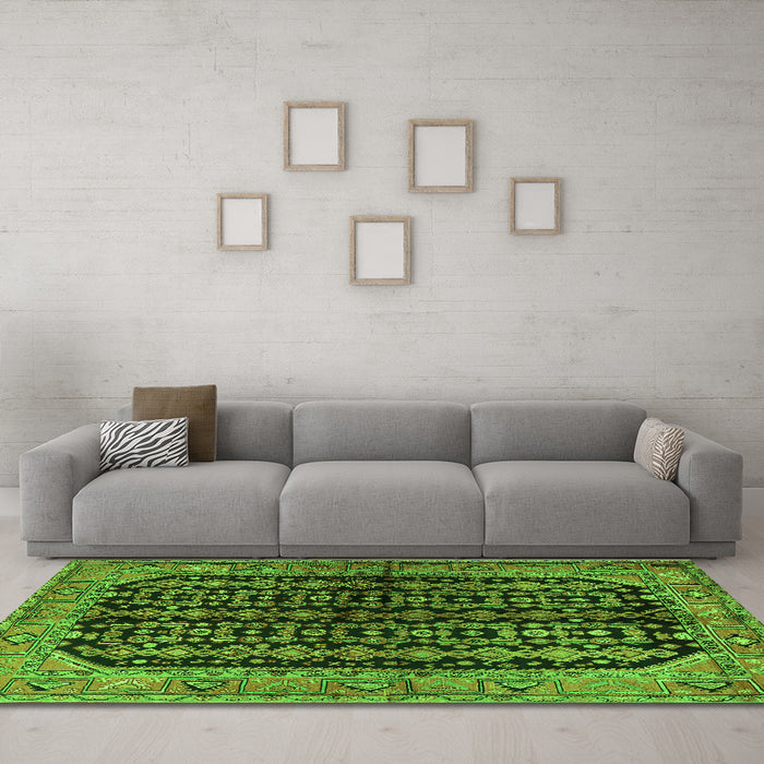 Machine Washable Persian Green Traditional Area Rugs in a Living Room,, wshtr2528grn