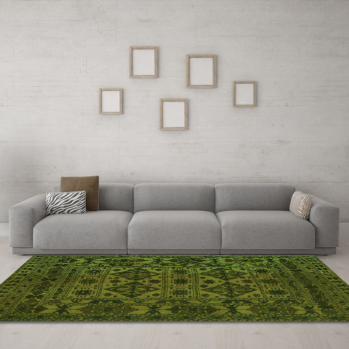 Machine Washable Persian Green Traditional Area Rugs in a Living Room,, wshtr2542grn