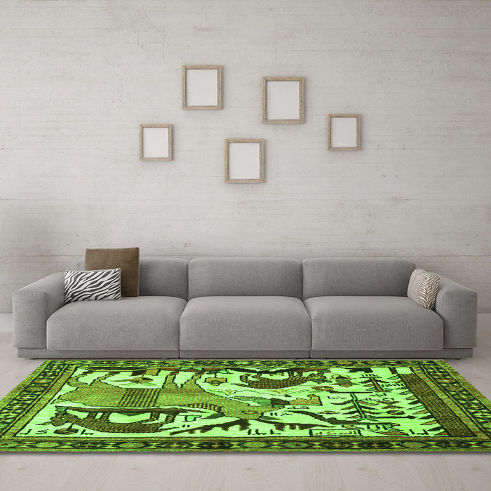 Machine Washable Animal Green Traditional Area Rugs in a Living Room,, wshtr2580grn
