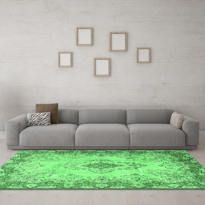 Machine Washable Persian Emerald Green Traditional Area Rugs in a Living Room,, wshtr2590emgrn