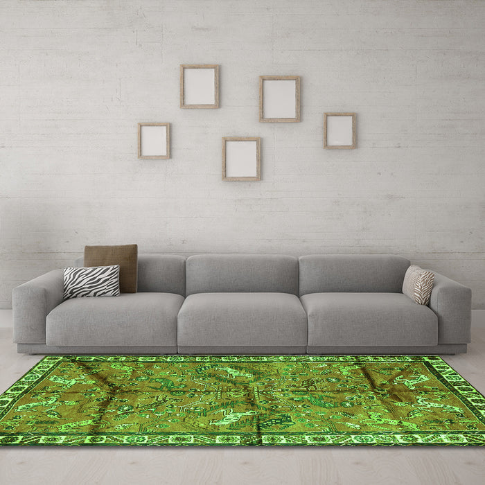Machine Washable Animal Green Traditional Area Rugs in a Living Room,, wshtr2595grn