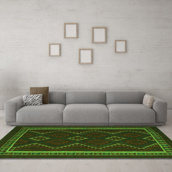 Machine Washable Persian Green Traditional Area Rugs in a Living Room,, wshtr2605grn