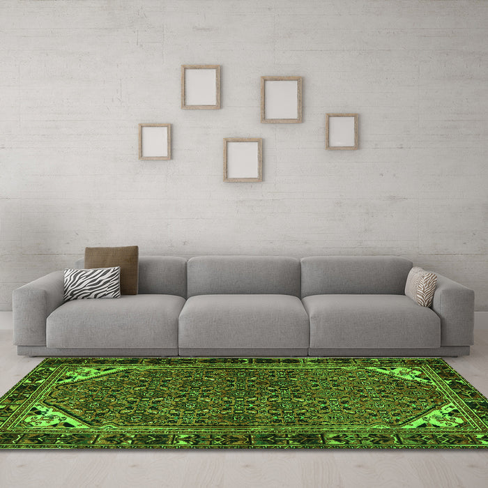 Machine Washable Persian Green Traditional Area Rugs in a Living Room,, wshtr2617grn