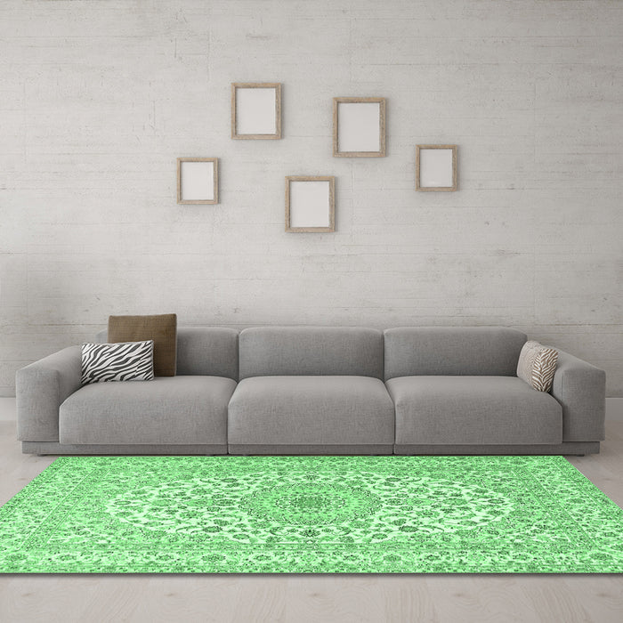 Machine Washable Medallion Emerald Green Traditional Area Rugs in a Living Room,, wshtr2642emgrn