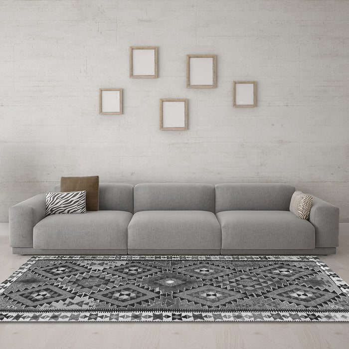 Machine Washable Persian Gray Traditional Rug in a Living Room,, wshtr2673gry